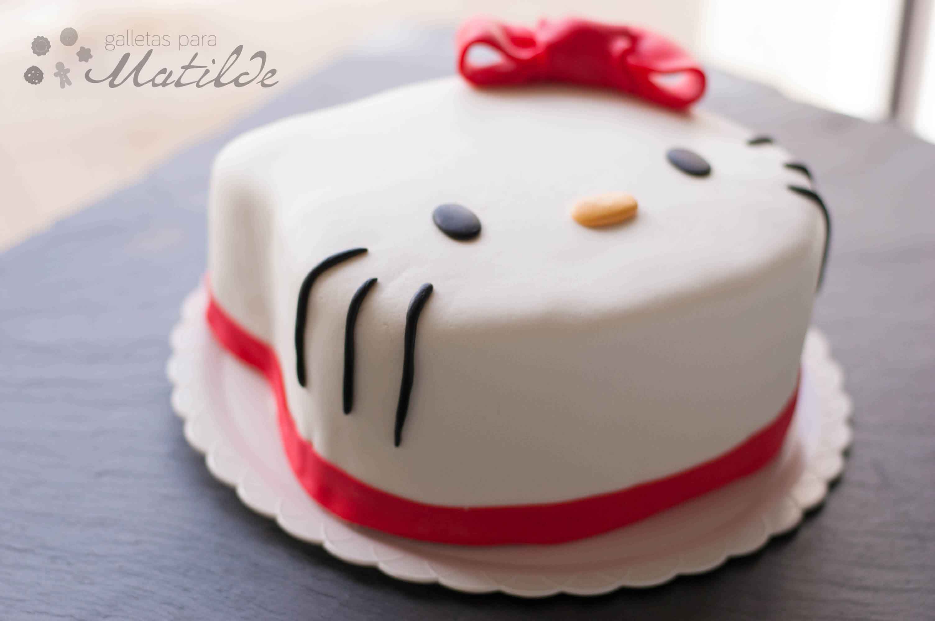 Tarta Hello Kitty, double chocolate cake con buttercream de fresa Galletas para matilde