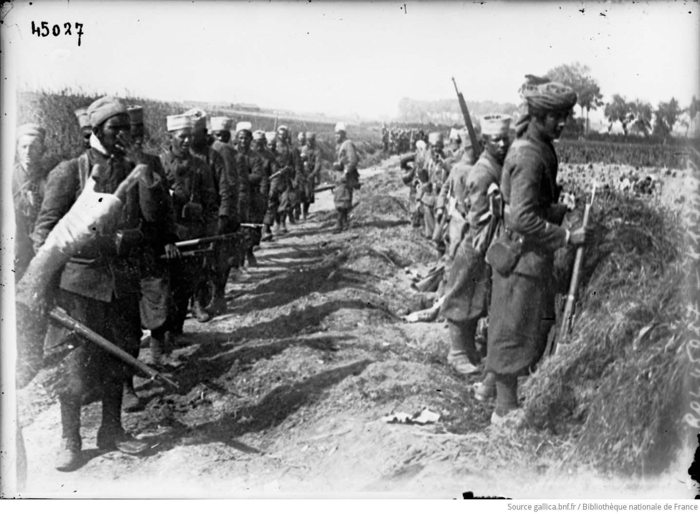 Tirailleurs marocains près de Lorette [NotreDamedeLorette, colline