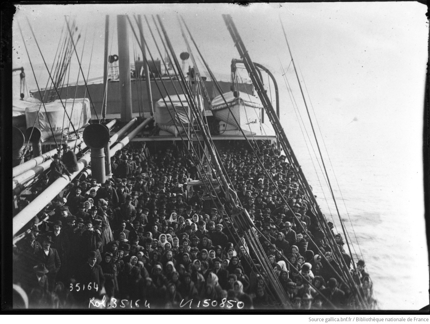 Emigrants, une arrivée [le pont d'un navire arrivant à