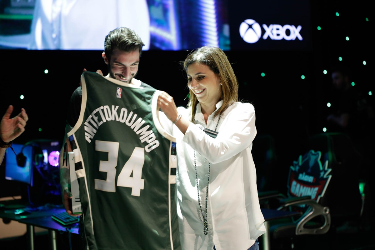 Η Διευθύνουσα Σύμβουλος της Microsoft Ελλάδος, Κύπρου & Μάλτας, Πέγκυ Αντωνάκου, κατά τη διάρκεια της απονομής του νικητή του τουρνουά NBA 2K18.