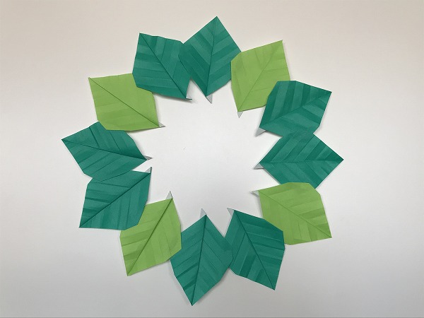 折り紙で立体の葉っぱの折り方作り方、簡単に落ち葉の折り紙リースも完成！ | 横浜デート人気おすすめ 6月飾りに使える折り紙創作！葉っぱリースの折り方・作り方！ | ガムシャラナ子育て
