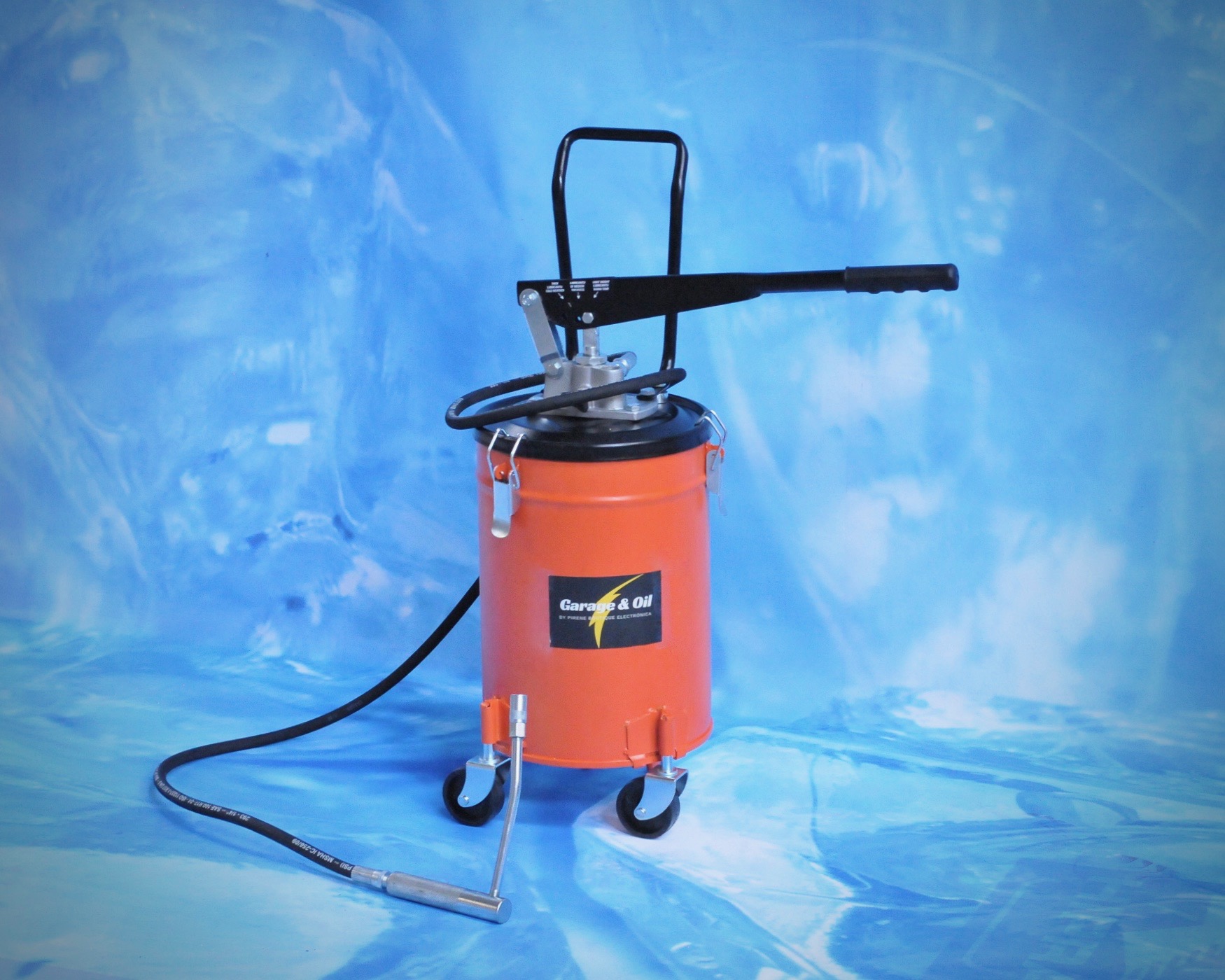 Portable manual lever greaser with 10 kg drum. Includes 2 meter hose