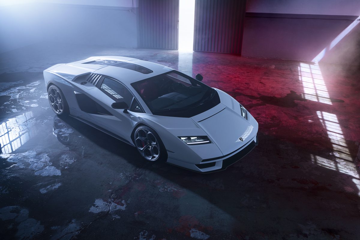 Novo Countach renasce híbrido e V12; saiba