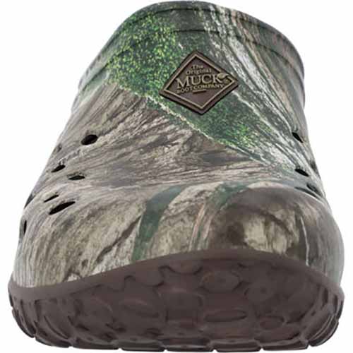 A close up of a Men&rsquo;s Mossy Oak Country DNA Muckster Lite Clog isolated on a white background.