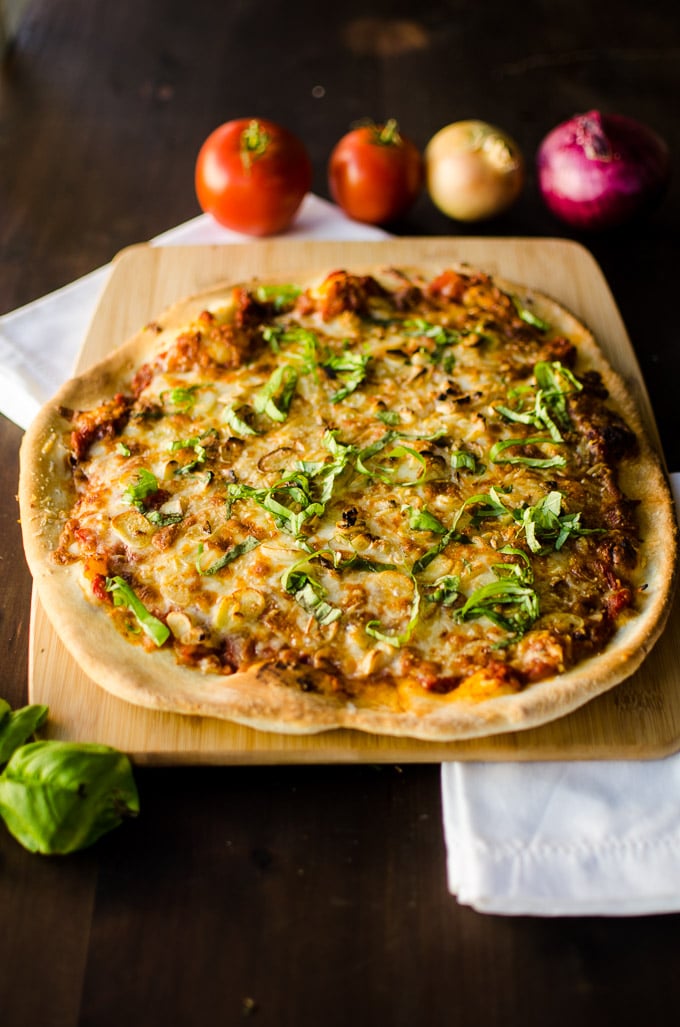 Caramelized garlic pizza with fresh basil for garlic lovers 🍕