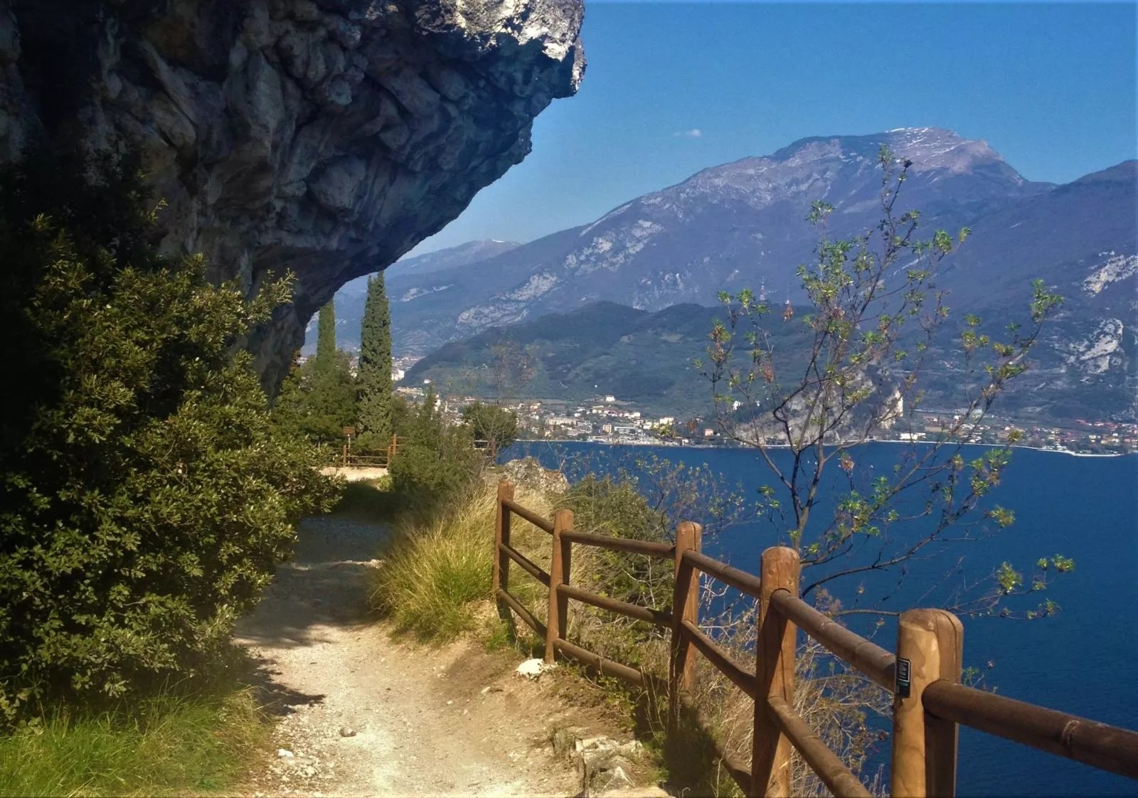 Wandern mit Hund in Riva del Garda Auf der Strada del Ponale