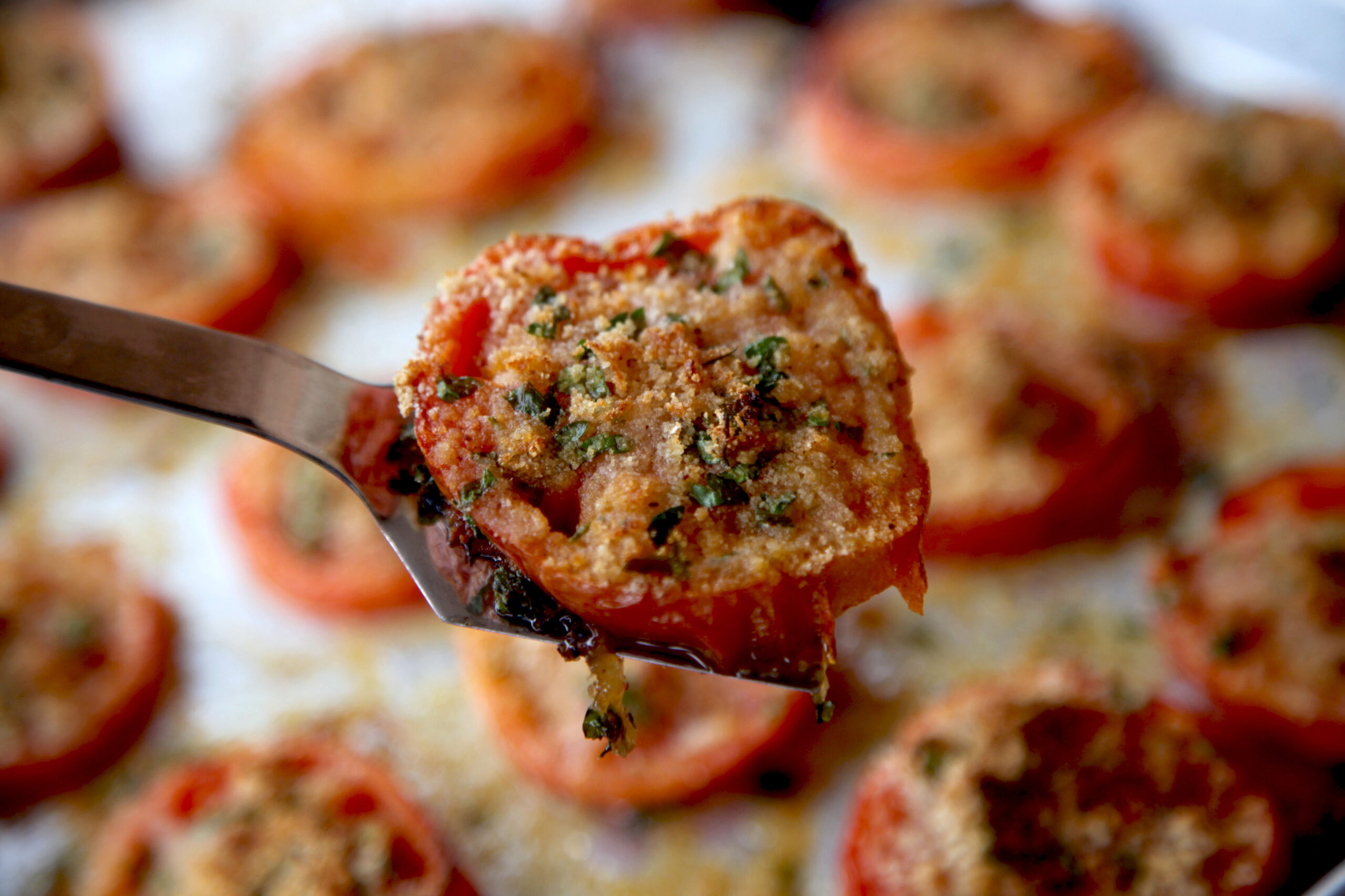 Tomates al horno, una guarnición sencilla que luce brillante com carne o