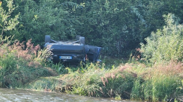 Kishte humbur kontaktet prej 3 ditësh me familjarët e tij, 35-vjeçari gjendet i aksidentuar brenda automjetit të tij nga disa fëmijë