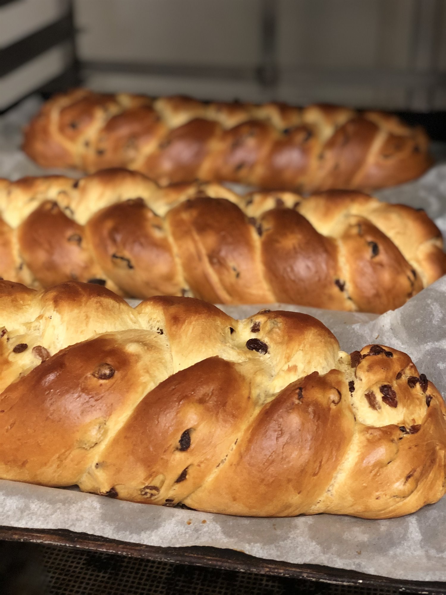 Hefezopf mit feiner Butter gebaeckmanufaktur.de