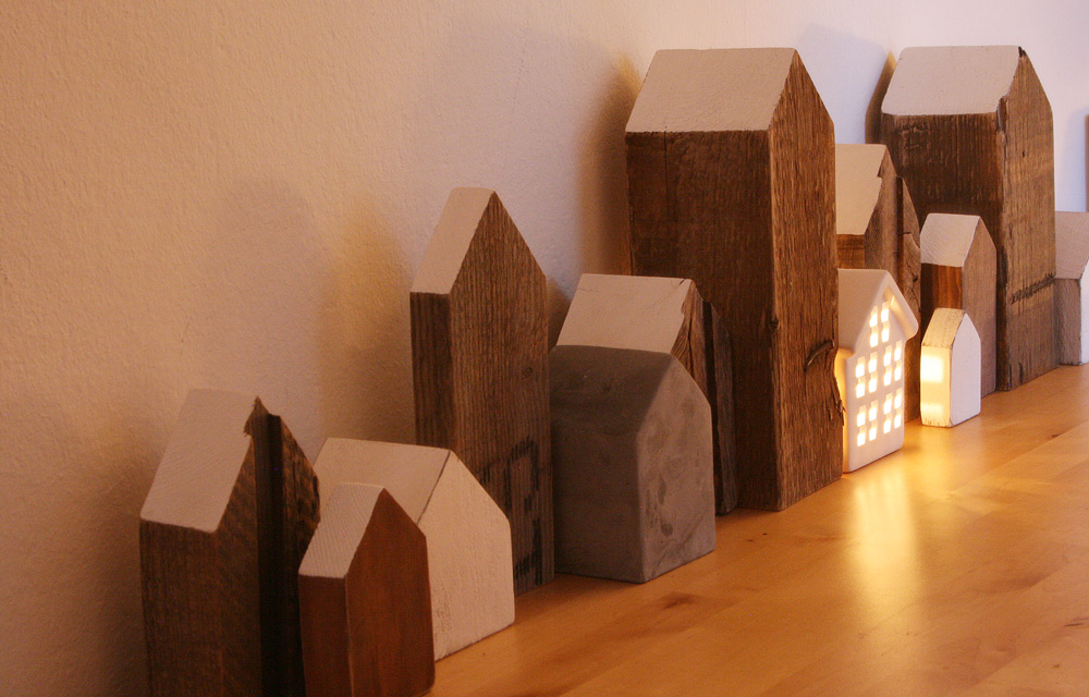 Ein Winterdorf mit Häusern aus Holz gebluemlich