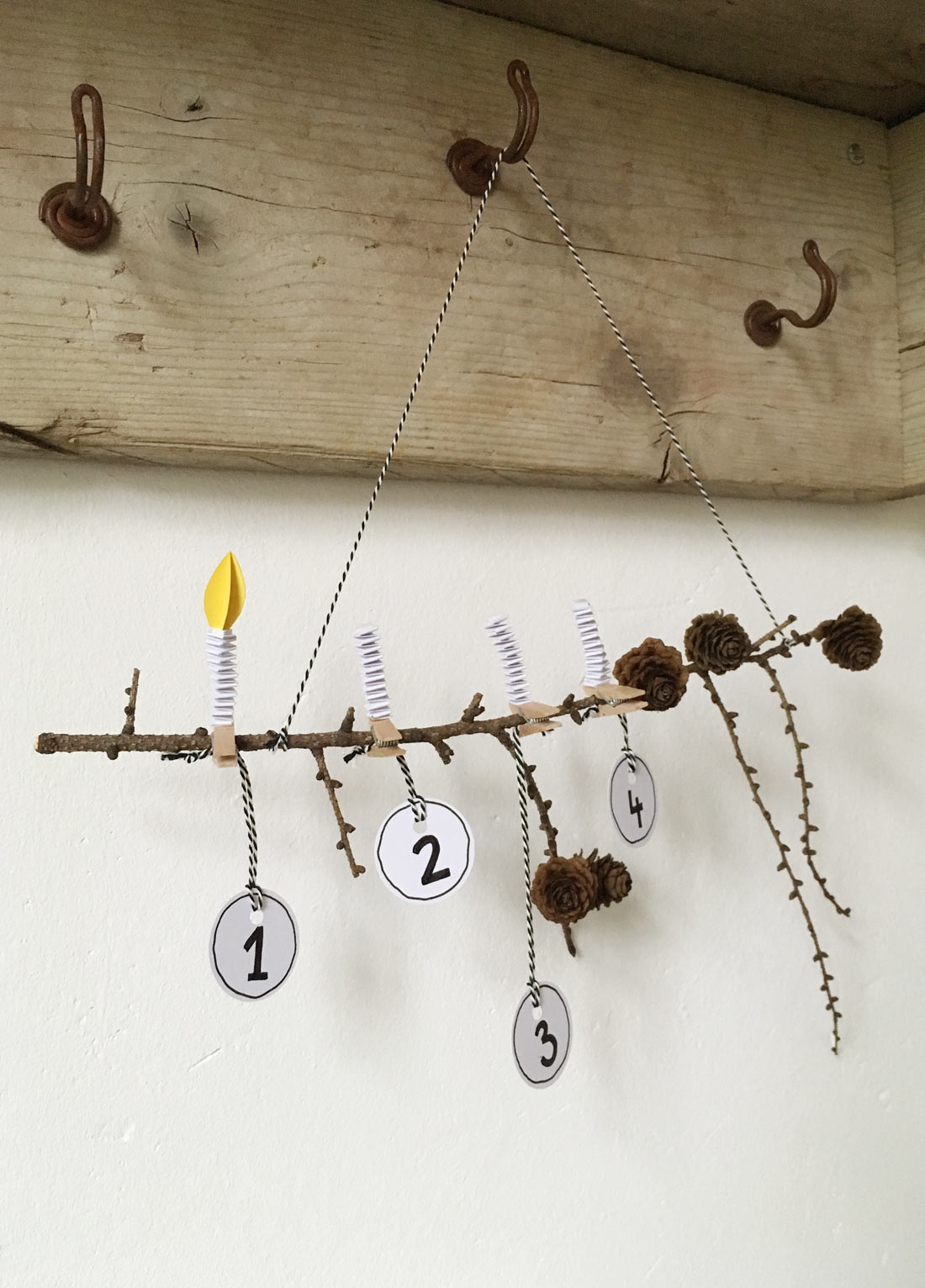Adventskerzen aus Papier basteln gebluemlich