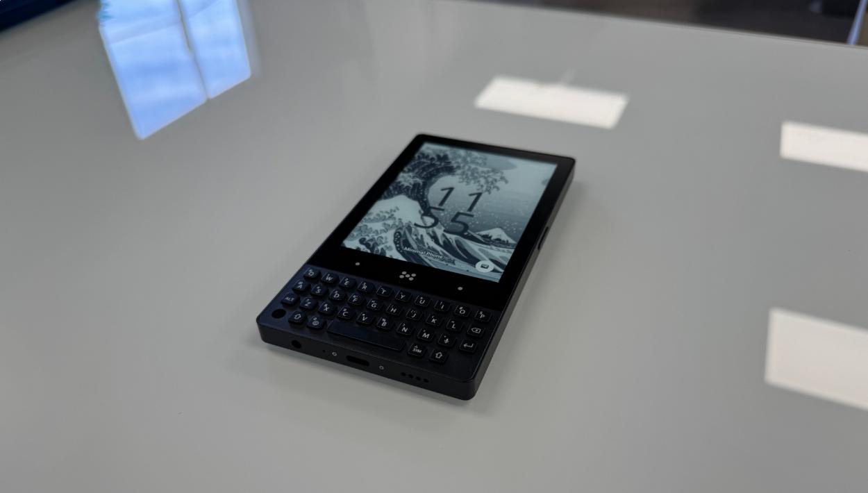 The Internet Is Going Crazy Over This Minimalist Phone Geetech