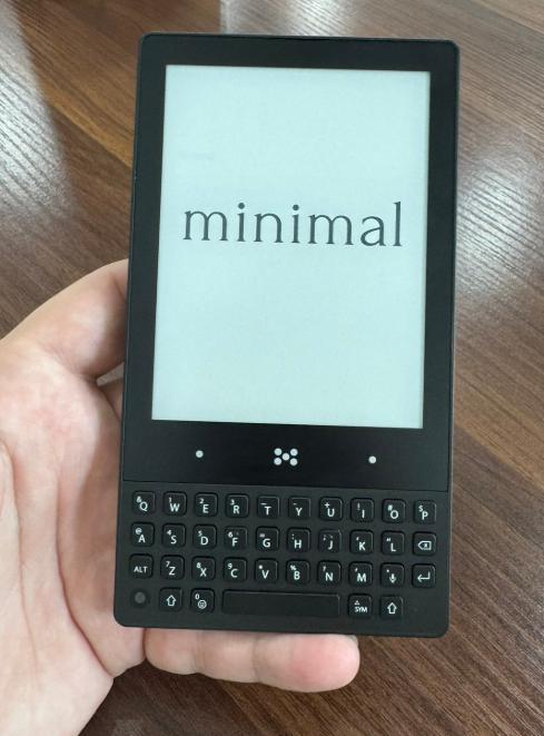 The Internet Is Going Crazy Over This Minimalist Phone Geetech