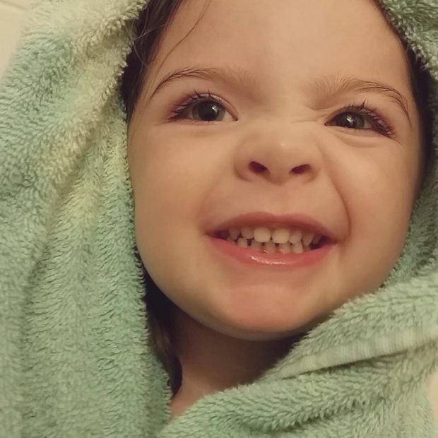 Elle confie son bébé au père pour la nuit. 1 heure plus