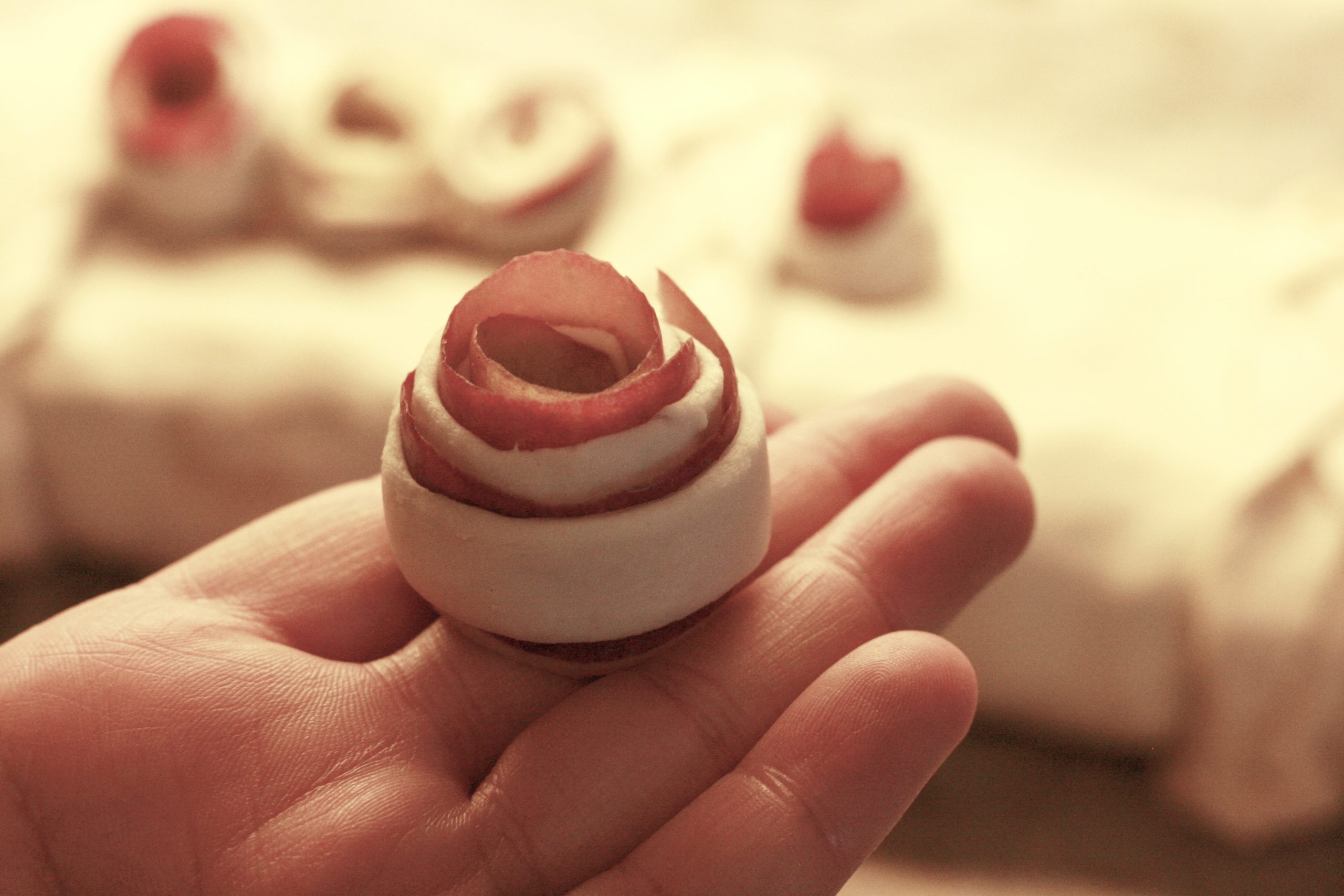 Eine Rose aus Teig und Apfel für den Apfelstrudel von Queenie aus Phantastische Tierwesen. Foto: Lilli/geek's Antiques