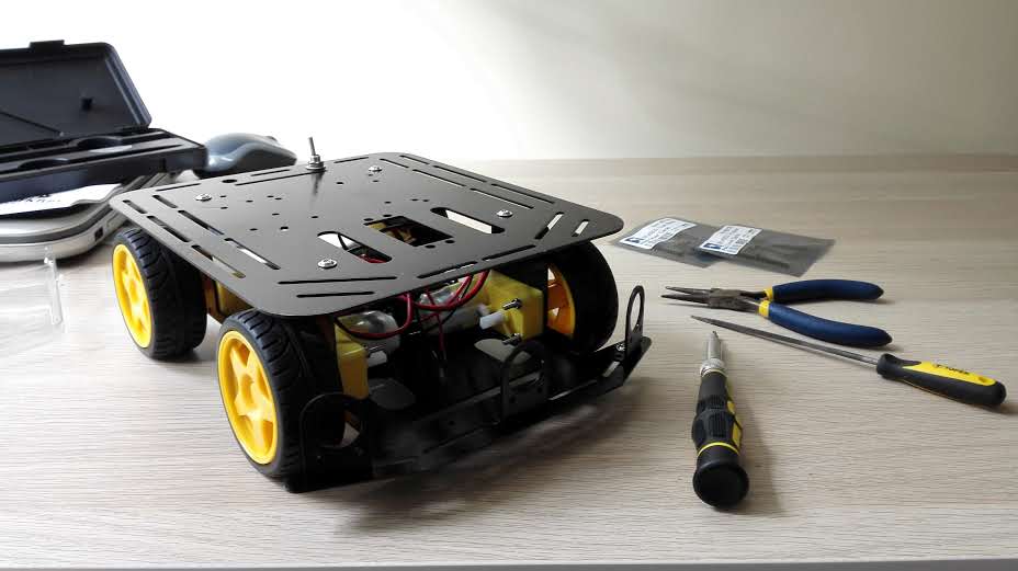 Assembling a mobile robot platform with my kid
