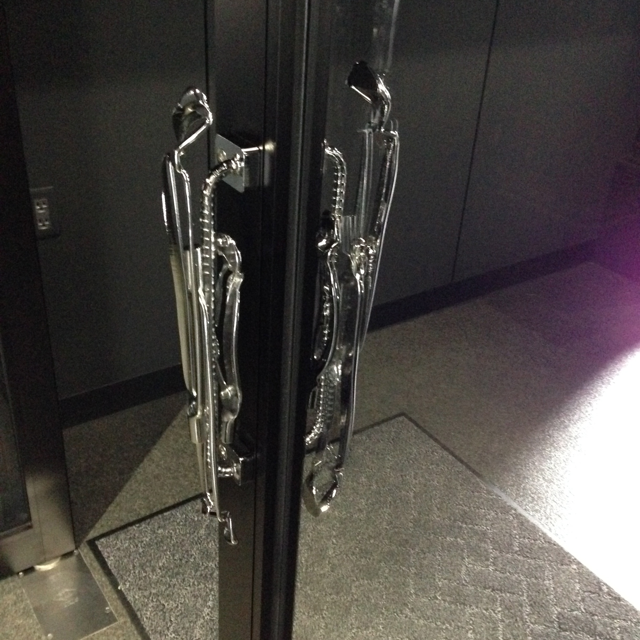 ハサミを切り抜いた端材がドアの取手になっていた。これまたおしゃれ