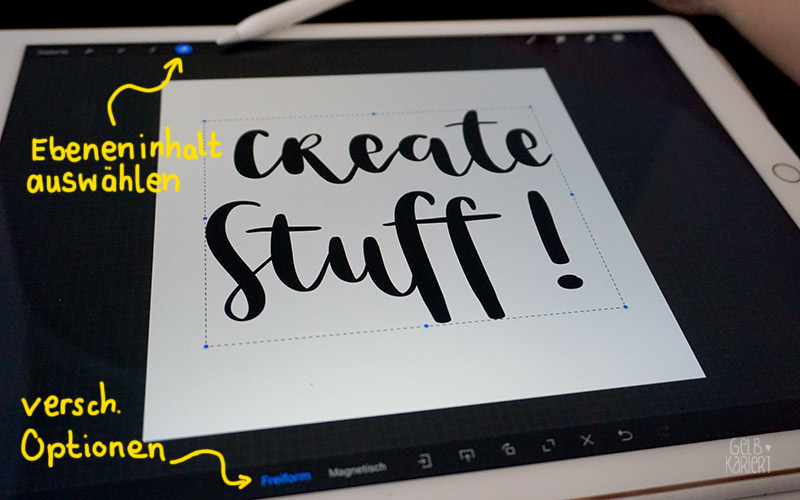 es wird digital Lettering mit Procreate auf dem IPad Gelbkariert