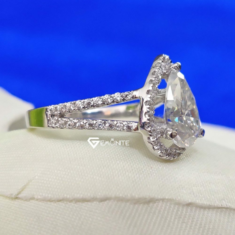 3.5 TCW Pear Cut VVS Colorless Split Shank Halo Moissanite Engagement Ring, Elegant Art Deco Ring 3.5 TCW Pear Cut VVS Colorless Split Shank Halo Moissanite Engagement Ring, Elegant Art Deco Ring