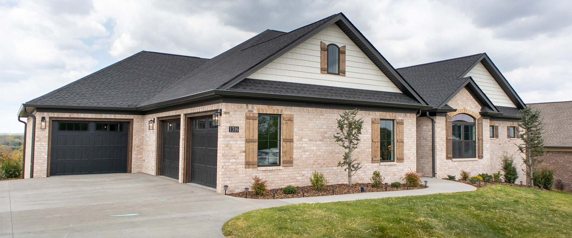 Brick vs Vinyl Siding in your Home Design