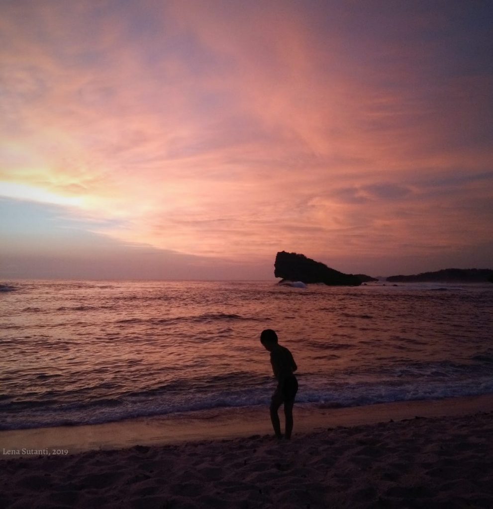 Santai Sejenak di Pantai Watu Karung dan Pantai Kasap, Pacitan