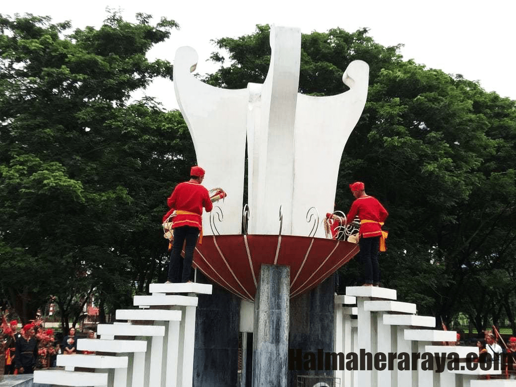 Tobelo Gelar Upacara Adat Penggantian Air Keramat di Tugu Air Nusantara