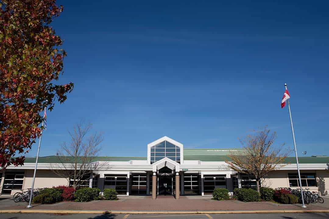 เรียนต่อมัธยมที่แคนาดา High School in Canada Betty Gilbert Middle