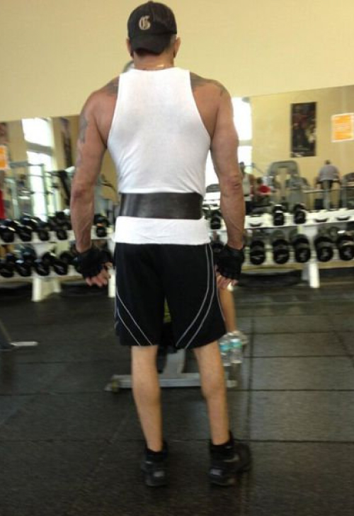 画像】下半身の筋トレが辛いから上半身だけ鍛えまくった男がダサすぎる件・・・ | 人気の話題まとめましたM9(`・Ω・´) 画像集】筋トレで上半身だけを鍛えてしまった人たち