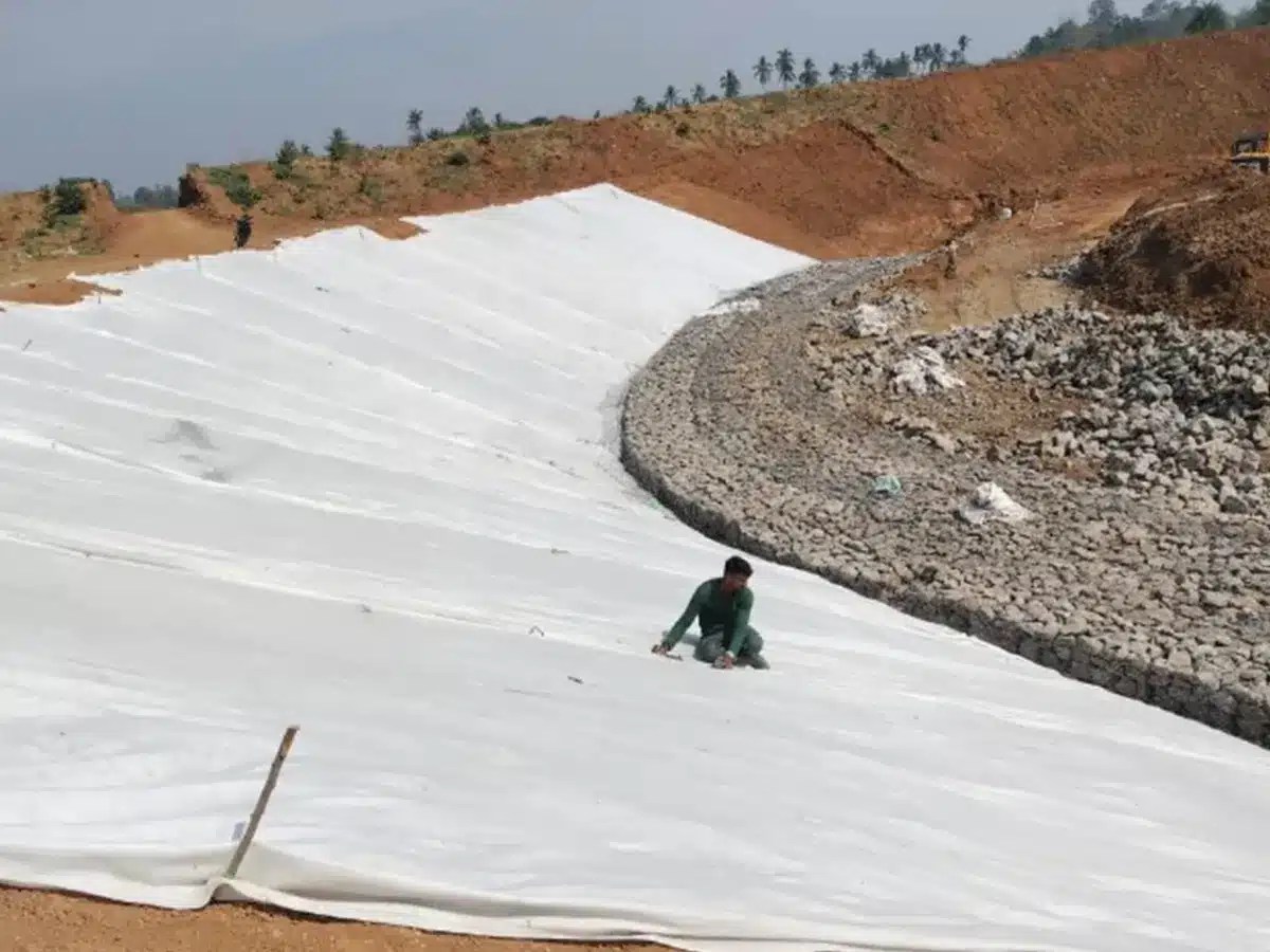 Choosing the Best Fabric for Retaining Walls A Complete Overview