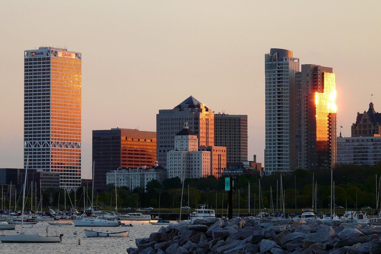 What is the largest city on the coast of Lake Michigan? Top 3 list