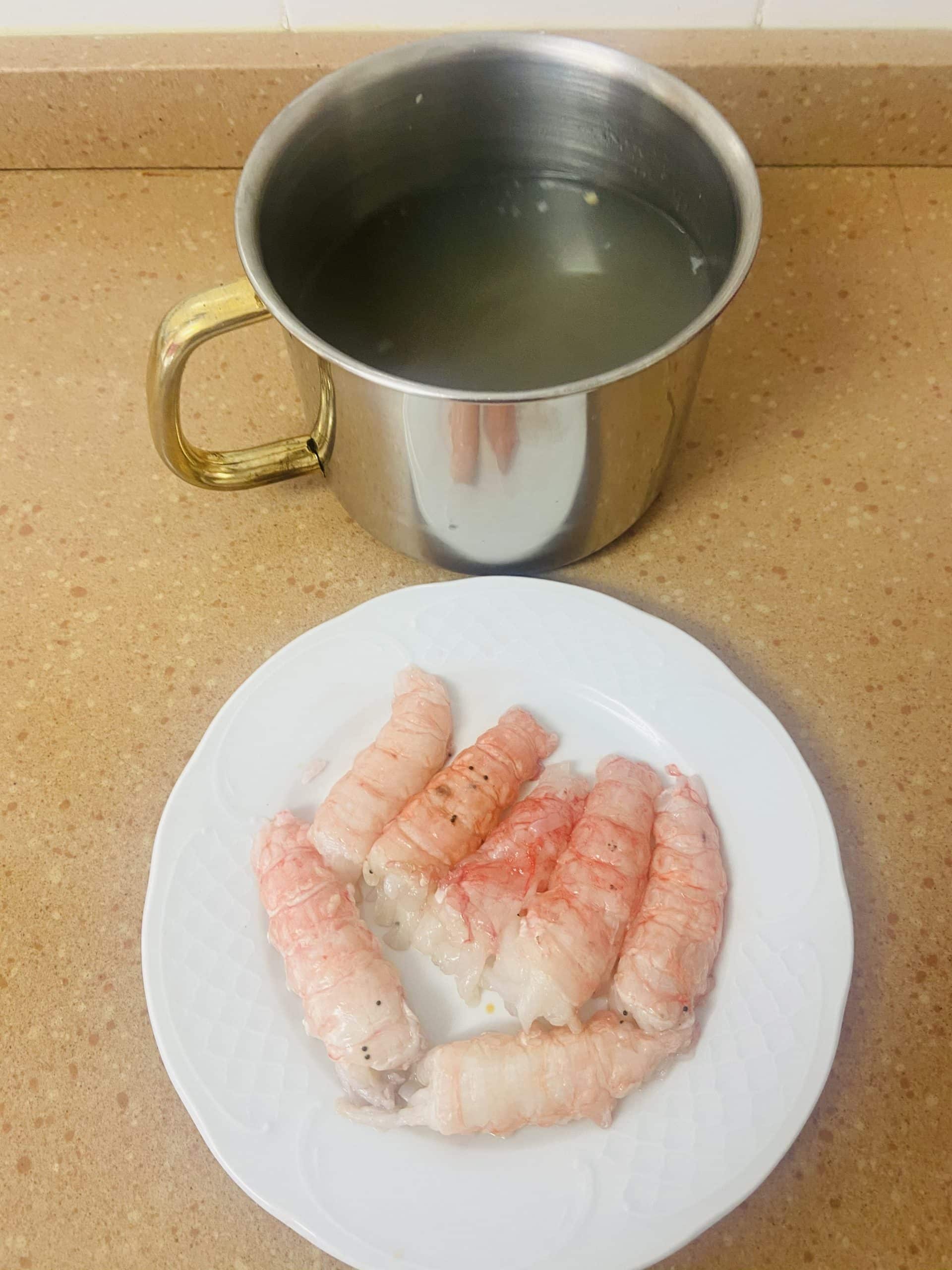 Colas de cigala a la plancha, txangurro y salsa verde al ahumado de