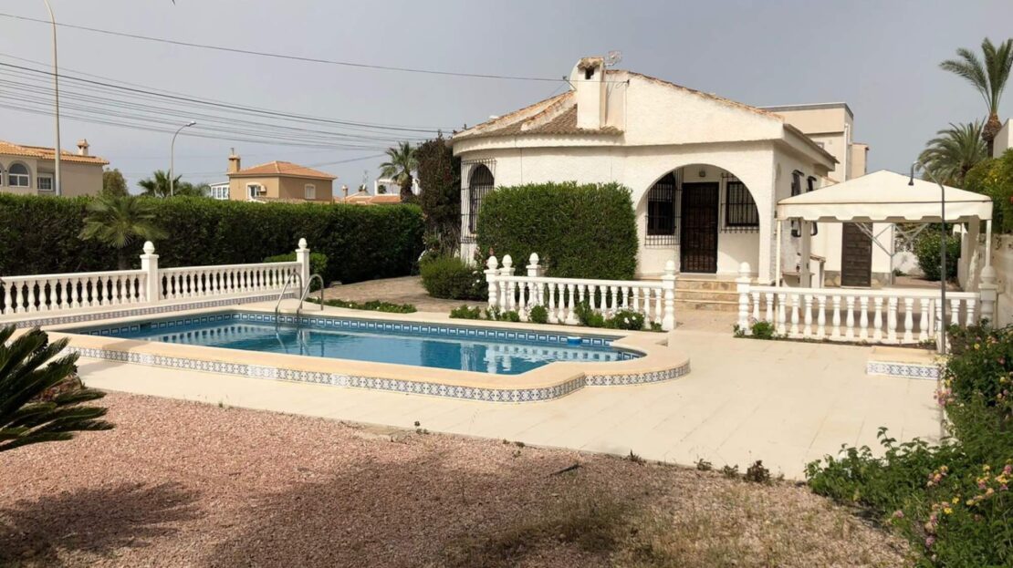 STUNNING VILLA WITH SPECTACULAR GARDEN IN SAN LUIS, TORREVIEJA Geres