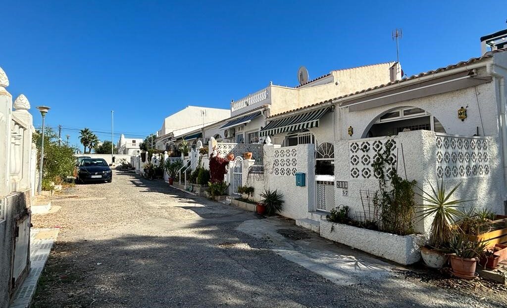Beautiful Bungalow by the Pink Lagoon in San Luis, Torrevieja Geres