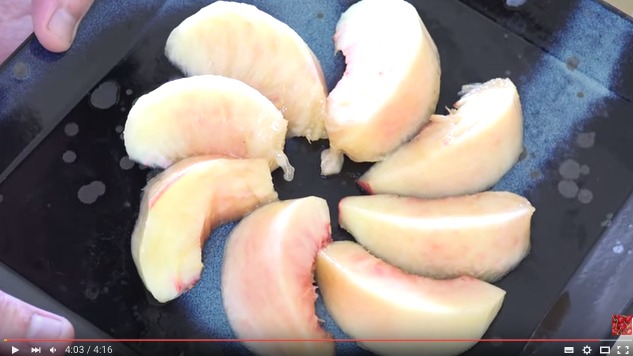 カット桃の写真素材｜写真素材なら「写真Ac」無料（フリー）ダウンロードOk 桃のカット方法、切り方！果物のフルーツカット。How To Cut A Peach. Japanese Peach. ＜視聴時間 4:16＞