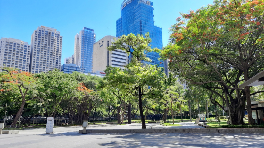 Ayala Triangle Gardens is an urban park right smack at the center of Makati CBD Getaway.PH
