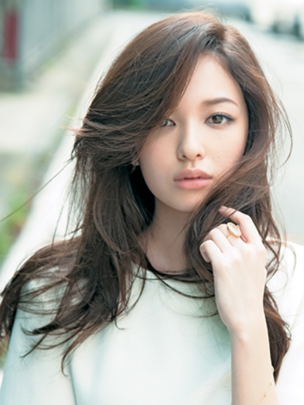 華やか美人30代の髪型（ヘアスタイル）はロング！面長さんならモデルみたい！ GetBeauty