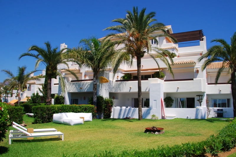 Apartment Los Monteros front line beach, Marbella Get Estates