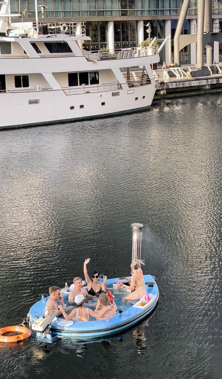 HOT TUB BOAT IN CANARY WHARF SKUNA BOATS Gezenti Anne