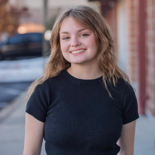 Riley Max Releases Captivating Concept Album ‘ROYGBIV’ Guitar Girl