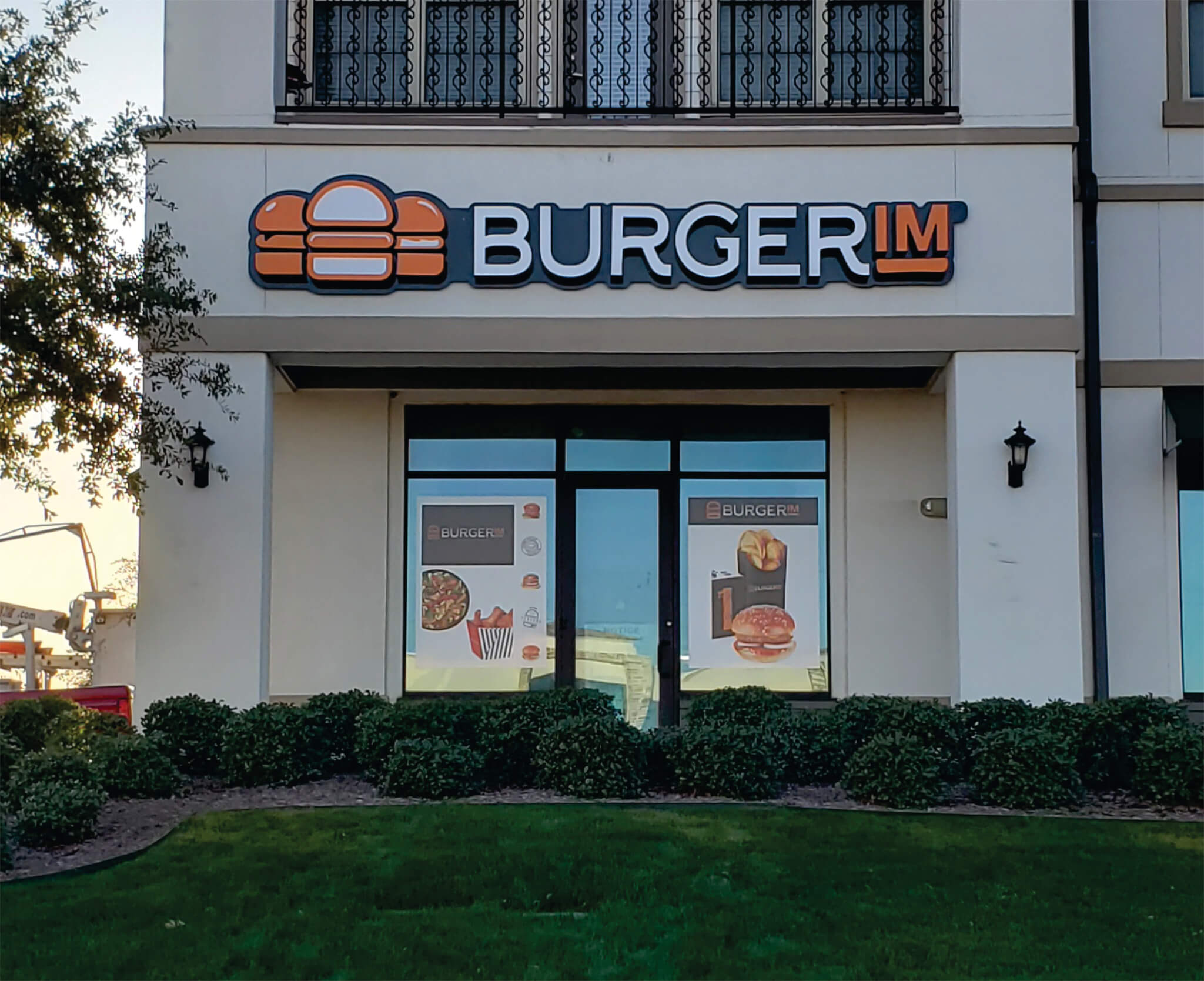 BURGER IM in Flower Mound Giant Sign Company