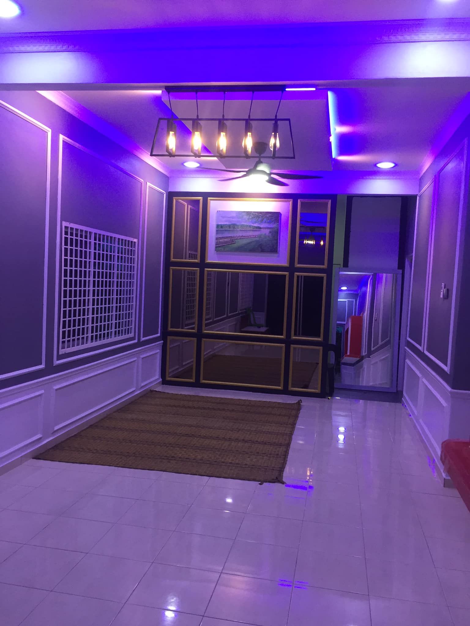 DIY Ruang Tamu Gaya Wainscoting Cermin