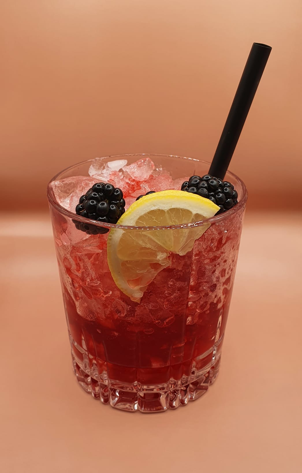 Gin Bramble Ein sommerlicher Cocktail mit Brombeeren Gin kaufen
