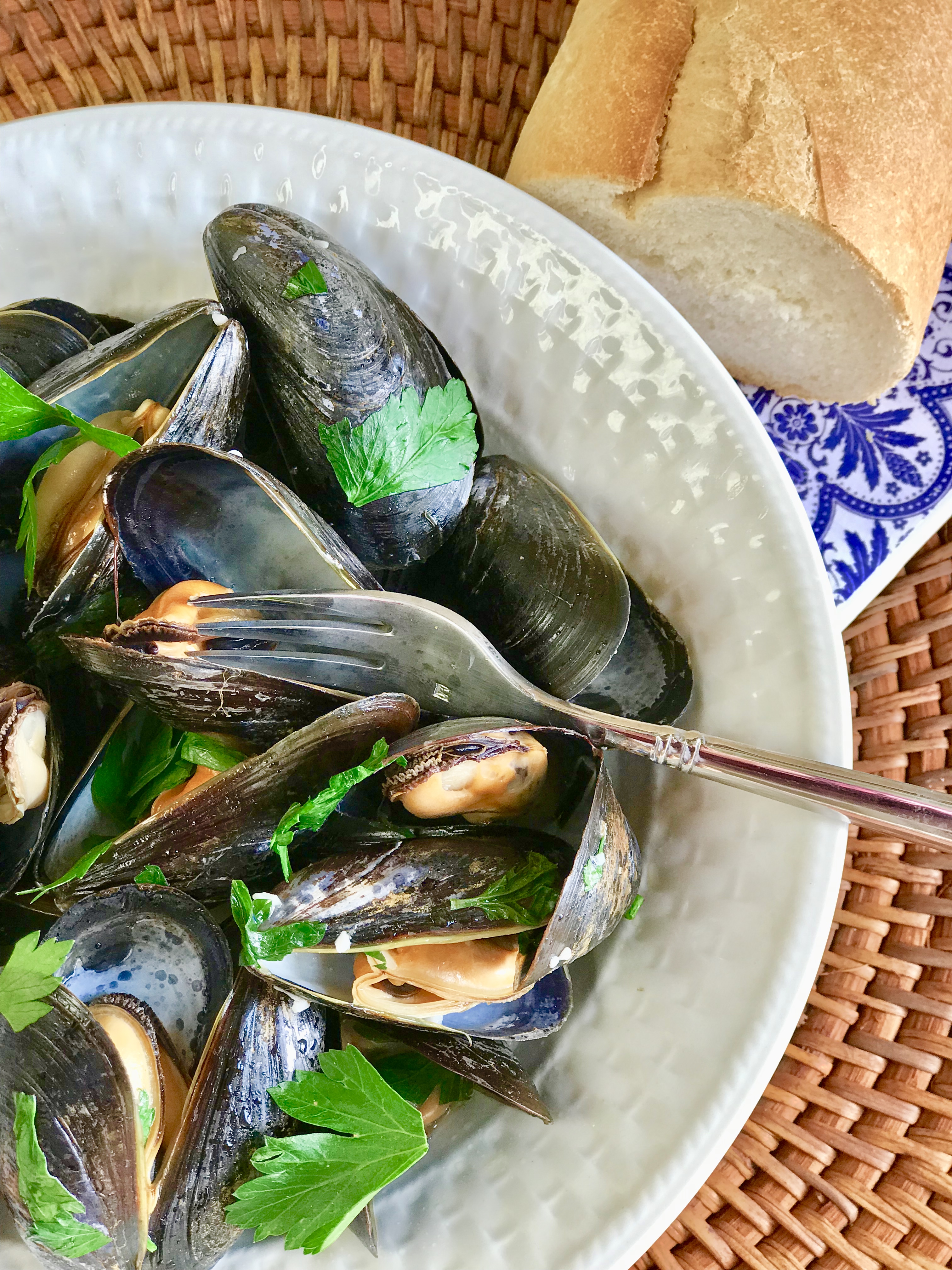 Steamed Mussels in Lemony Garlic Broth