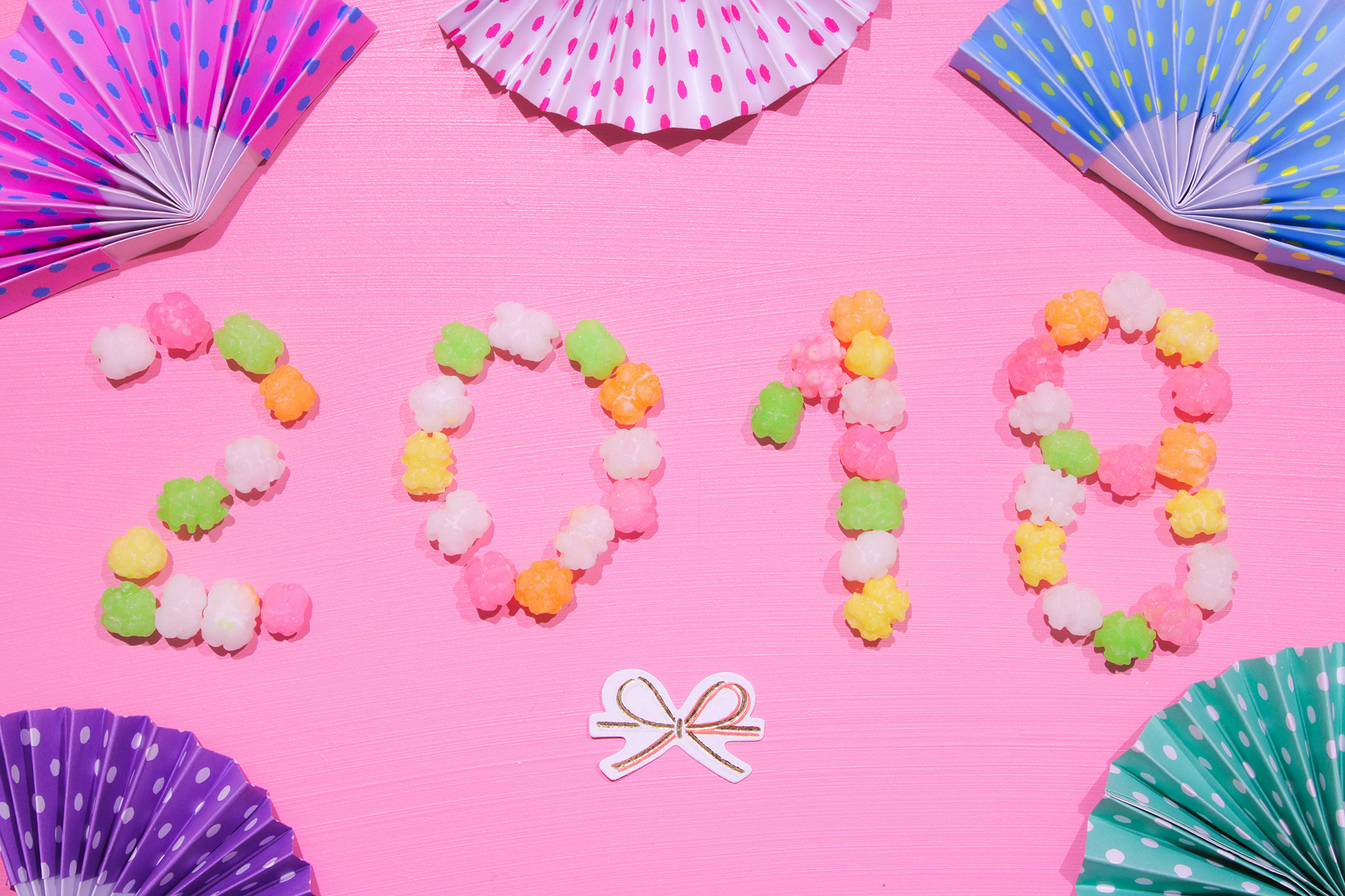 折り紙で作った扇子と金平糖の2018年あけおめ画像のフリー画像｜おしゃれなフリー写真素材：GIRLY DROP