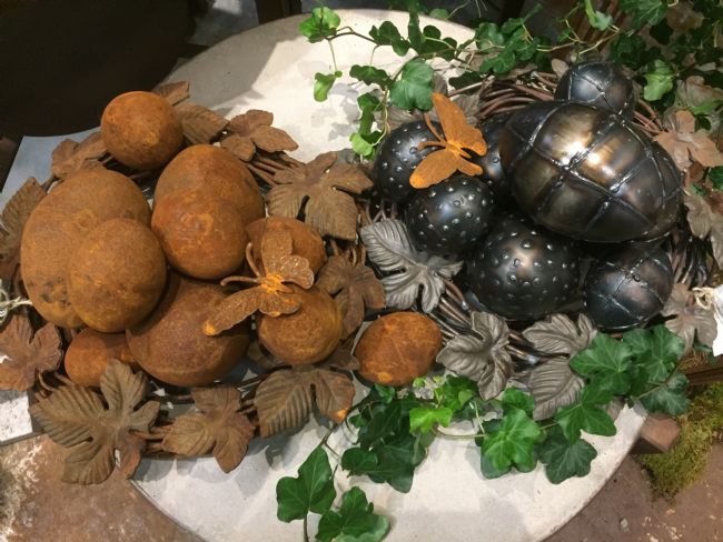 Rostiga järn ägg att dekorera med