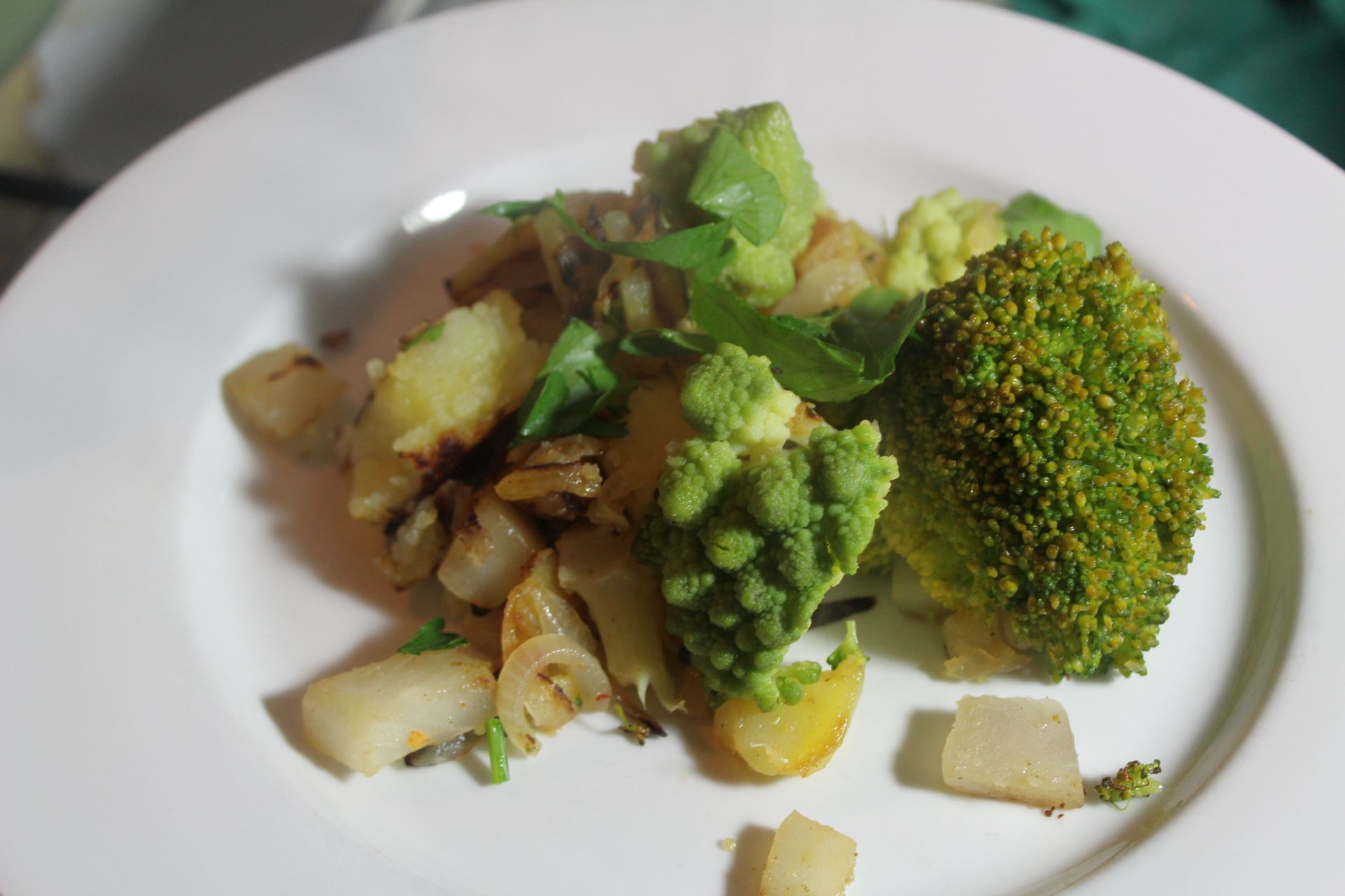 Kartoffelpfanne mit Brokkoli, Romanesco und holländischer Soße