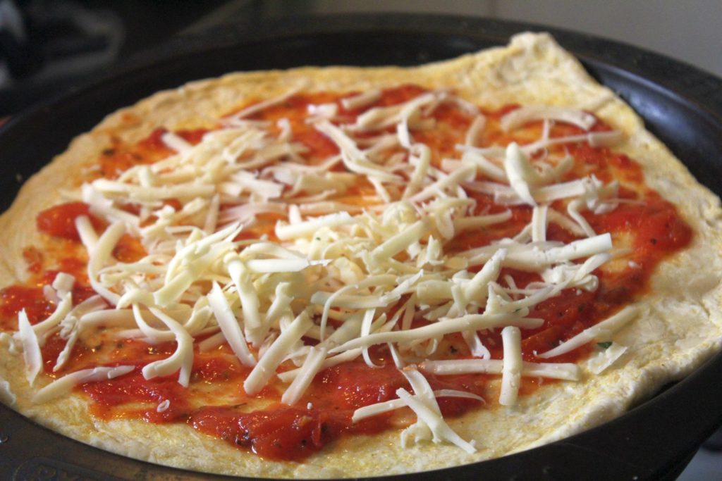 Pizza Margherita statt sich über Restaurants und Lieferdienste zu