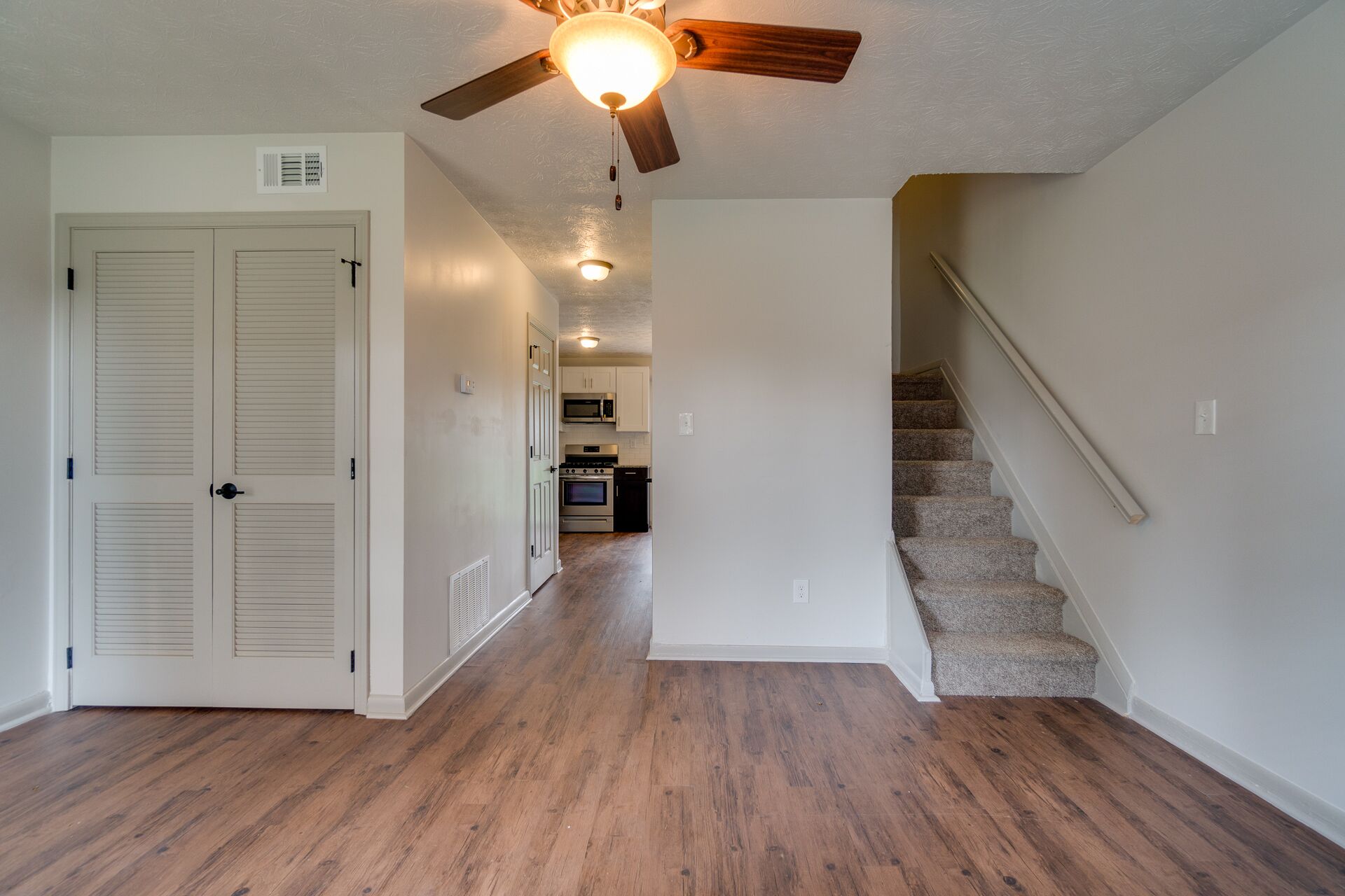 Leasing Glenrose Gardens Apartments