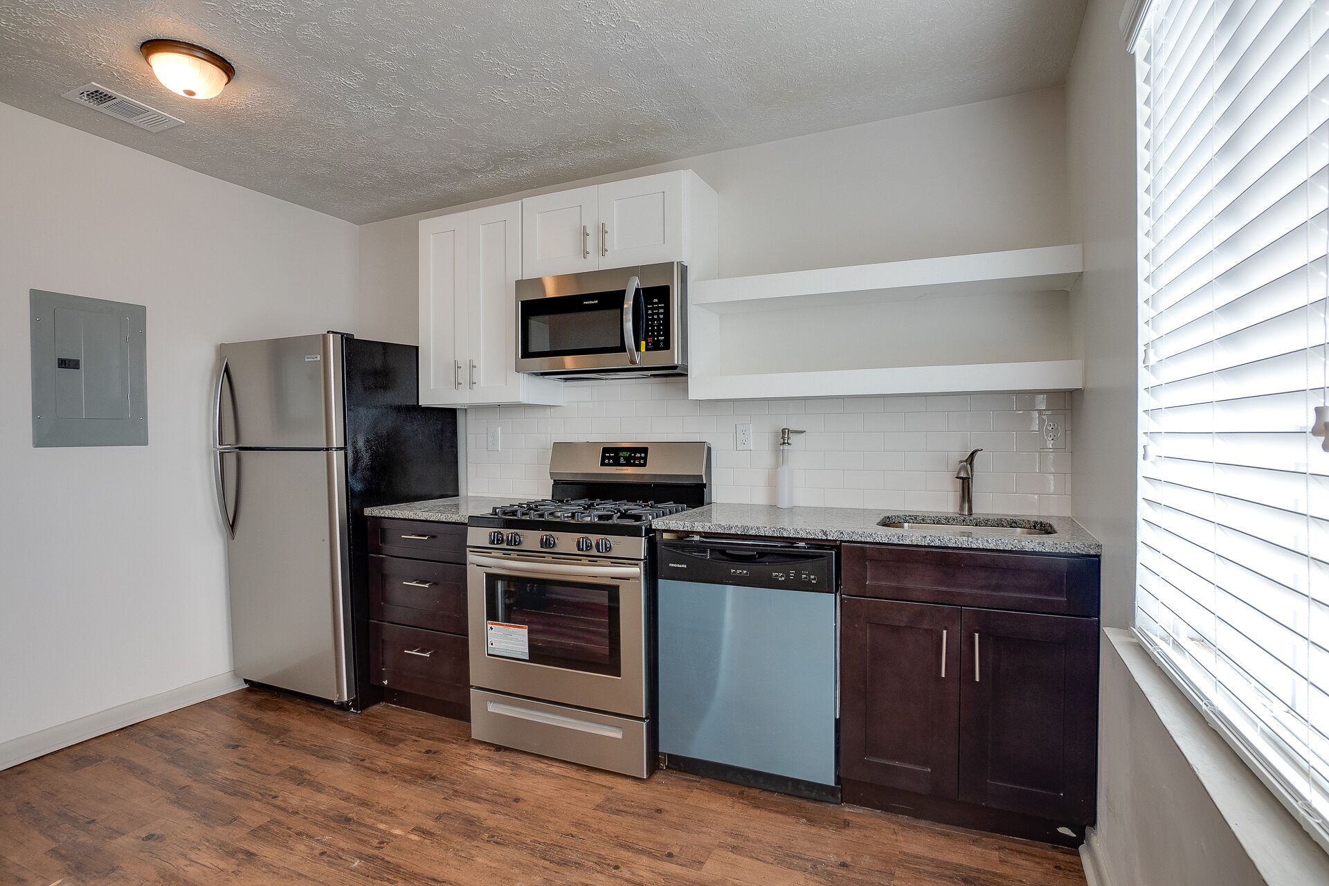 Leasing Glenrose Gardens Apartments