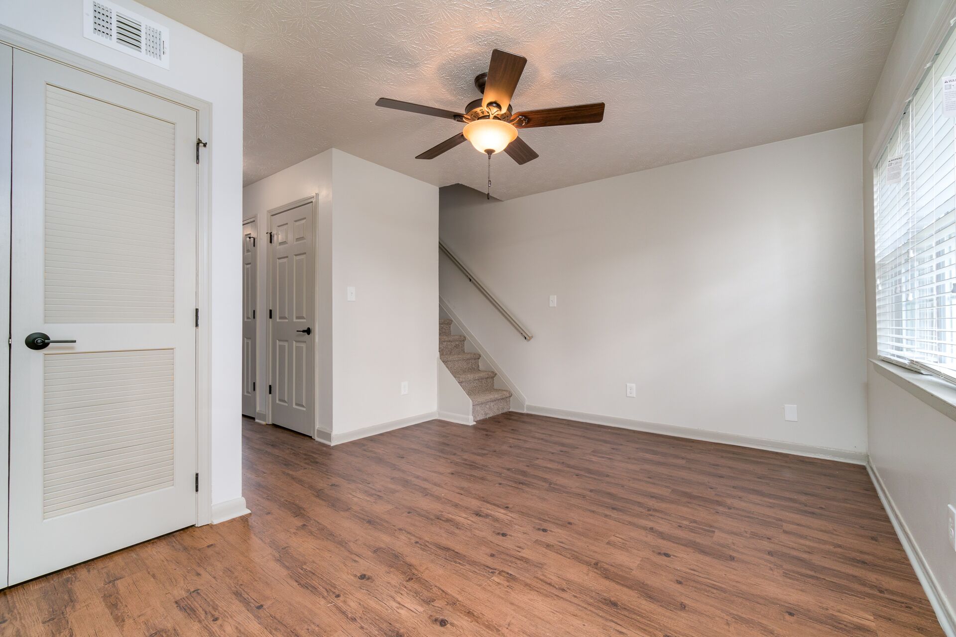 Leasing Glenrose Gardens Apartments